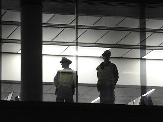 Ein Grenzpolizist ließ sich am Wiener Flughafen einiges zuschulden kommen
