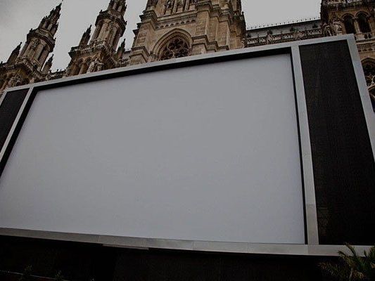 Heute bleibt die Leinwand am Rathausplatz leer - ein Sturm kommt Heute bleibt die Leinwand am Rathausplatz leer - ein Sturm kommt