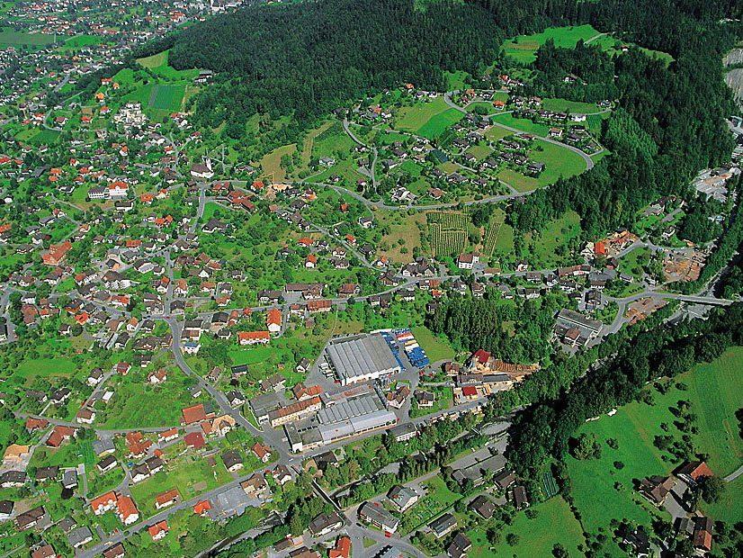 Luftaufnahme von Röthis aus dem Jahr 2000.