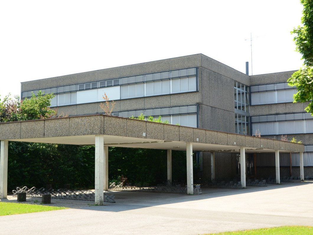 Mit einem Zubau im Bereich der überdachten Fahrradabstellplätze wird die Mittelschule Altach erweitert. Mit einem Zubau im Bereich der überdachten Fahrradabstellplätze wird die Mittelschule Altach erweitert.