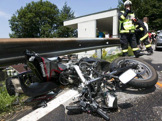 Das Motorrad des schwer verletzten 19-Jährigen wurde bei dem Unfall komplett zerstört. Das Motorrad des schwer verletzten 19-Jährigen wurde bei dem Unfall komplett zerstört.