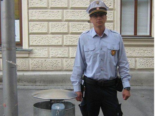 Der "Weißkappler" und der gelöschte Mistkübel Der "Weißkappler" und der gelöschte Mistkübel