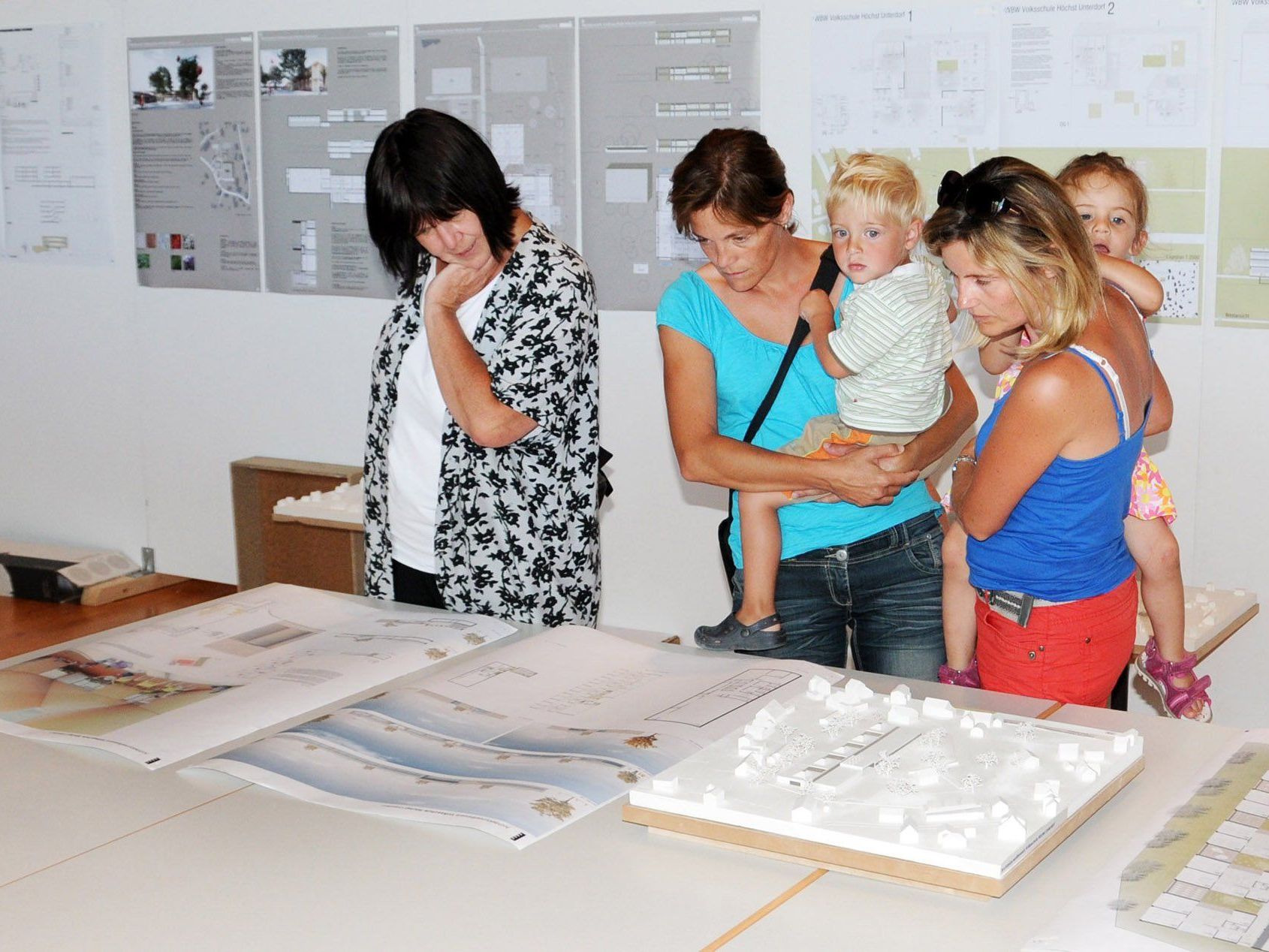 Interesse für das Siegerprojekt für die künftige Volksschule Unterdorf. Interesse für das Siegerprojekt für die künftige Volksschule Unterdorf.