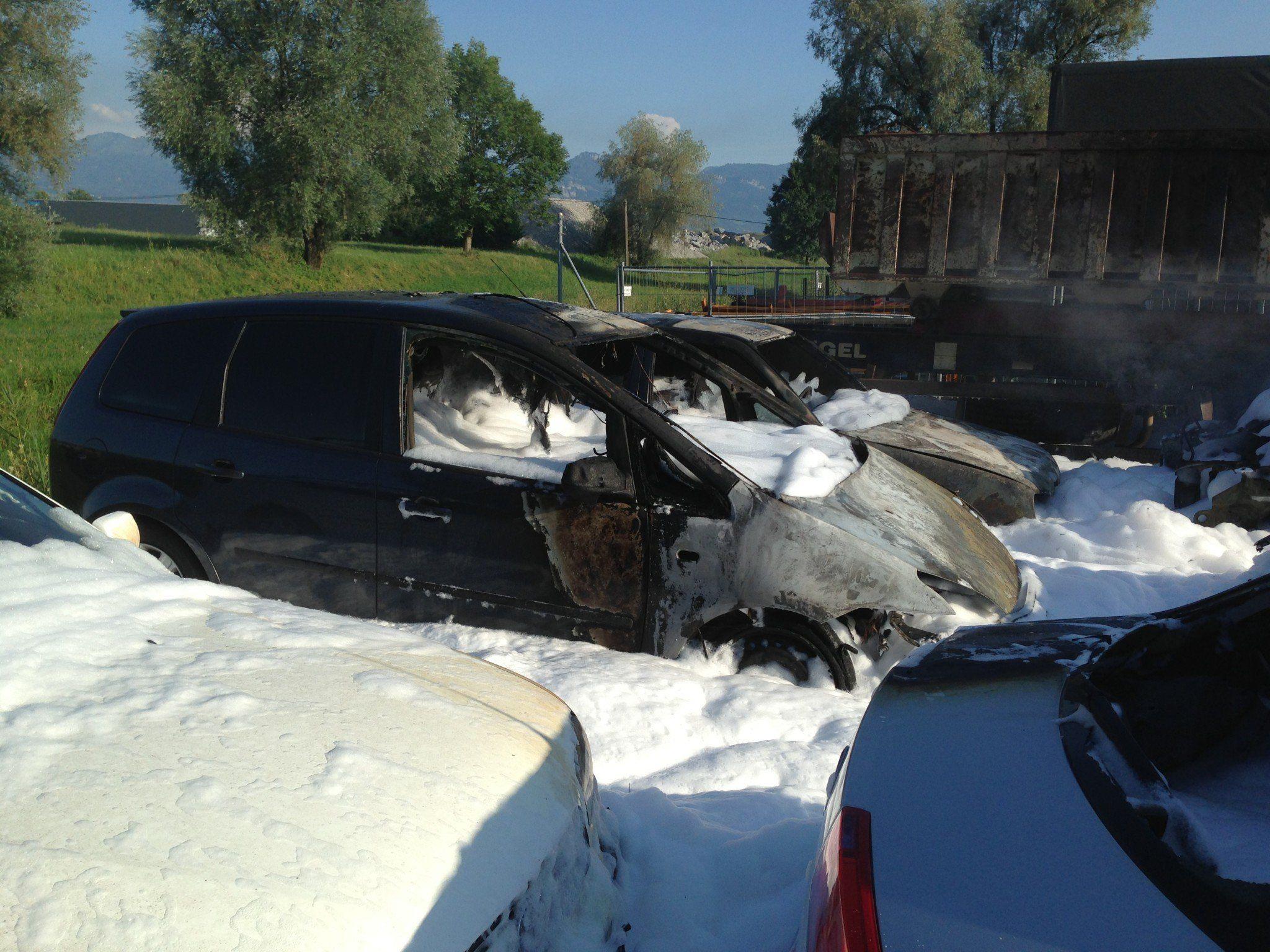 Feuerwehreinsatz in Hard: Fahrzeuge in Brand geraten.