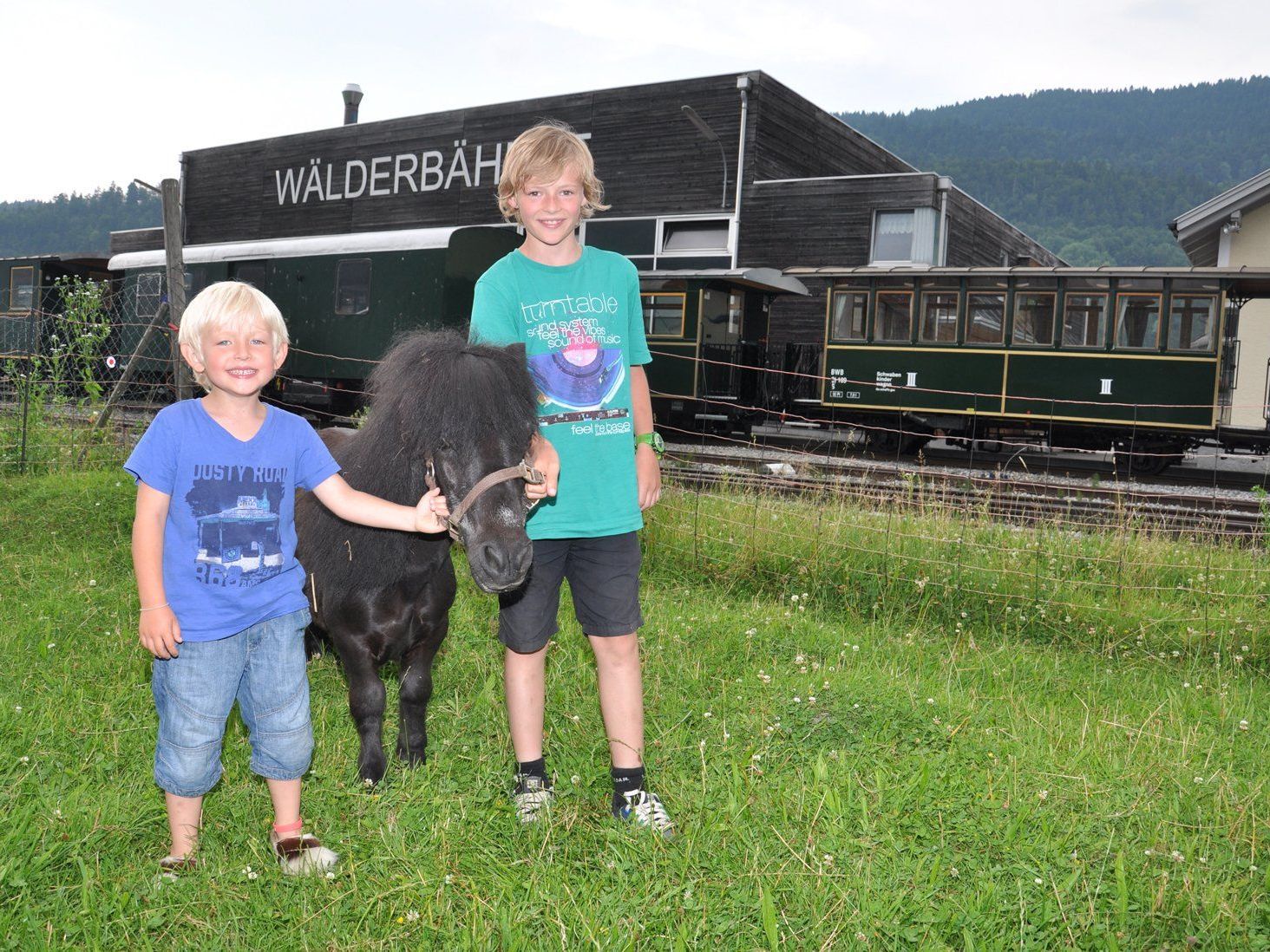 Am 12. 8. gibt es für Kinder wie Cornelius (11) & Jonas (5) eine Entdeckungsreise beim Wälderbähnle. Am 12. 8. gibt es für Kinder wie Cornelius (11) & Jonas (5) eine Entdeckungsreise beim Wälderbähnle.