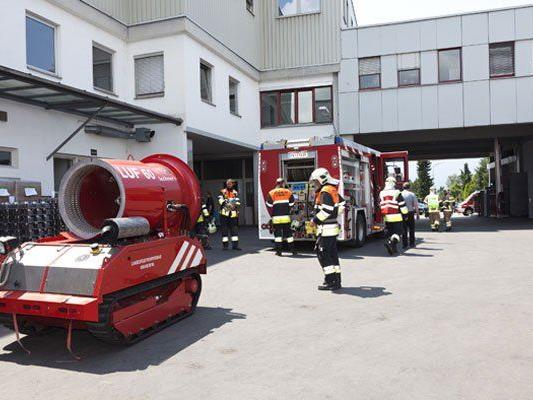 Maschinenbrand in Rankweil - Feuerwehr rückte mit schwerem Atemschutz an.