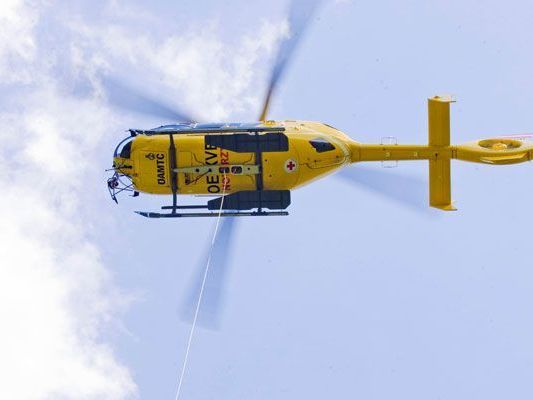 US-Amerikanerin mit dem Rettungshubschrauber ins Lkh Bludenz geflogen. US-Amerikanerin mit dem Rettungshubschrauber ins Lkh Bludenz geflogen.
