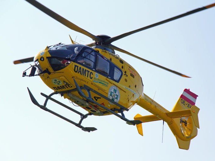 Der Rettungshubschrauber brachte den Mann ins Krankenhaus. Der Rettungshubschrauber brachte den Mann ins Krankenhaus.