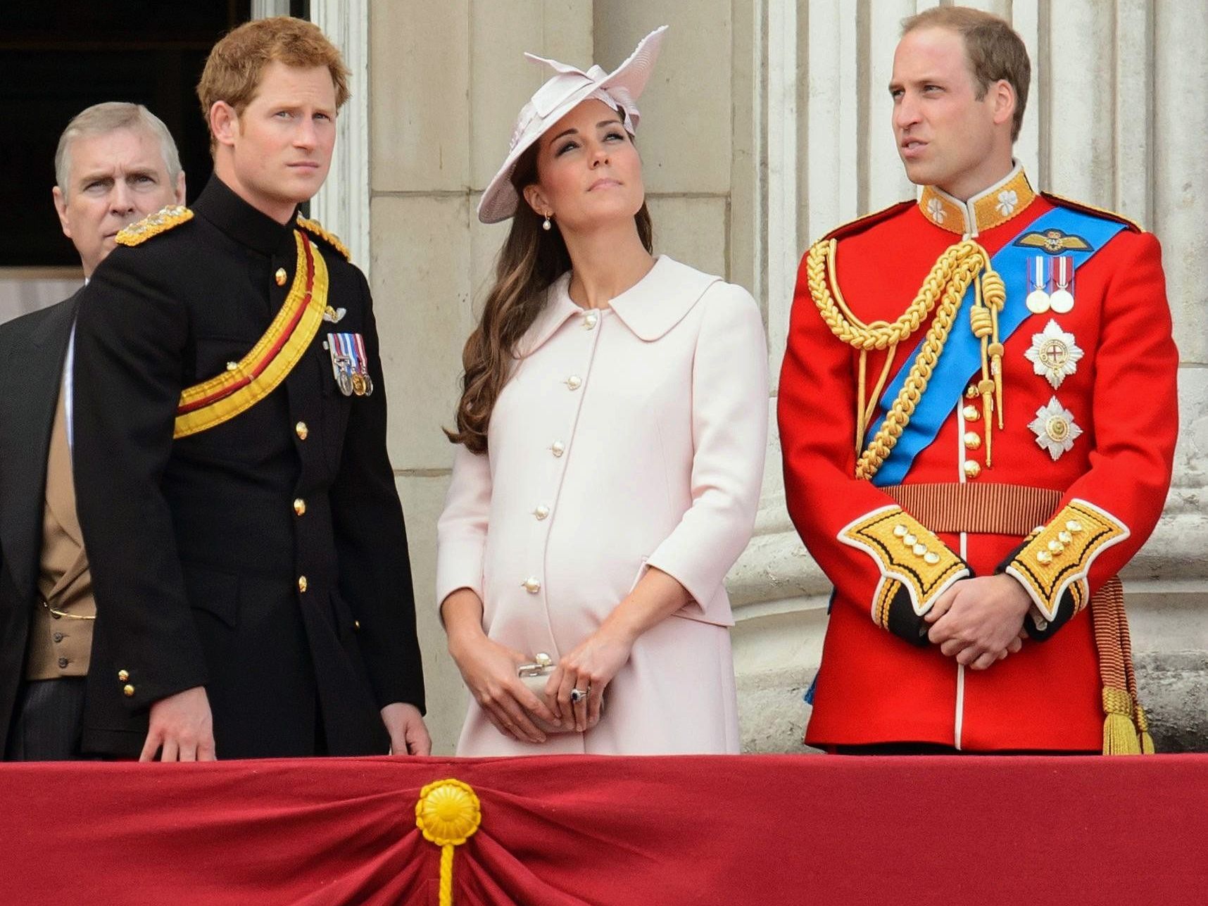 Kate wurde seit der Militärparade zum offiziellen Geburtstag der Queen am 15. Juni nicht mehr in der Öffentlichkeit gesehen. Kate wurde seit der Militärparade zum offiziellen Geburtstag der Queen am 15. Juni nicht mehr in der Öffentlichkeit gesehen.
