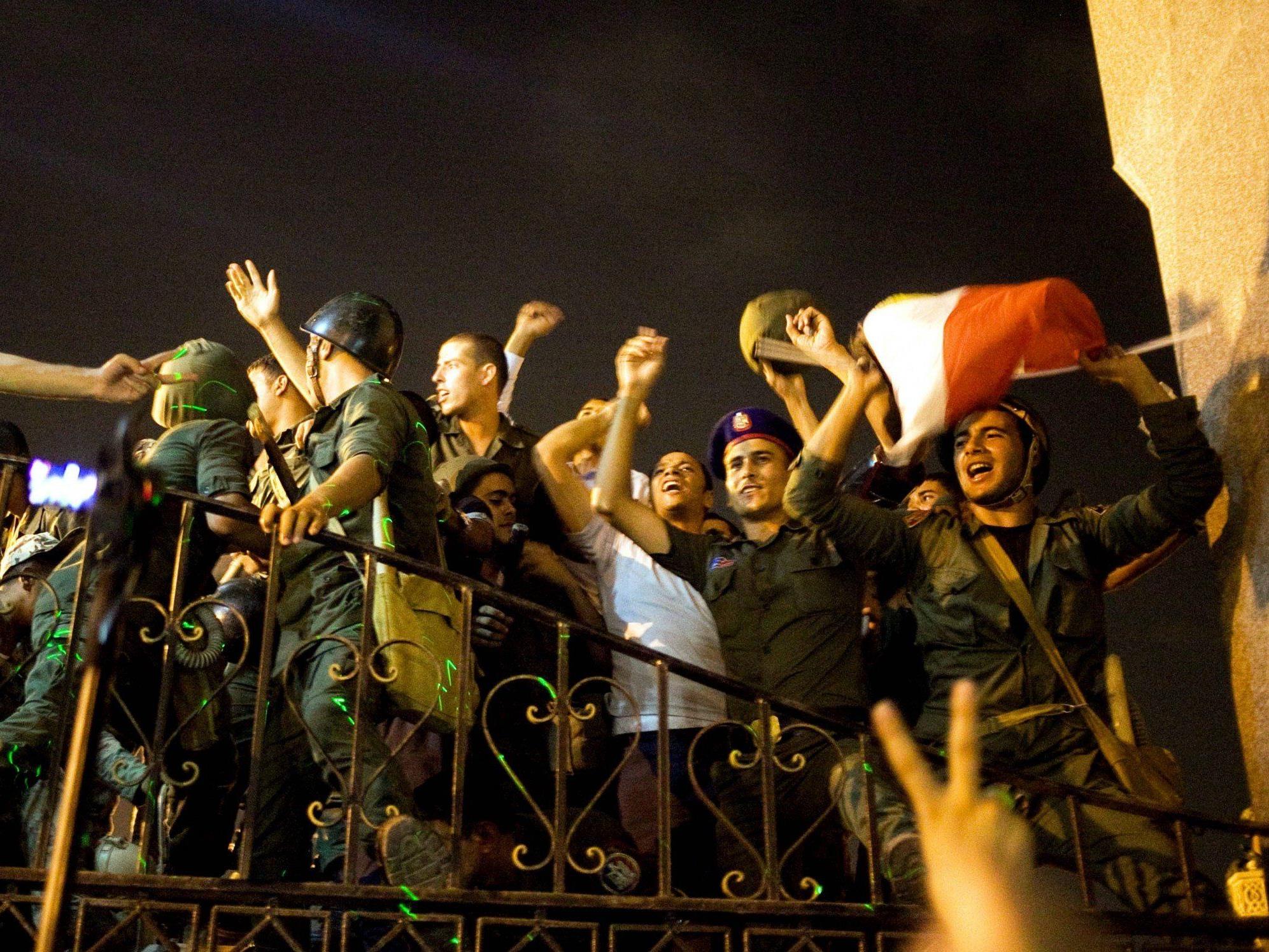 Demonstranten und Soldaten jubelten auf dem Tahrir-Platz.