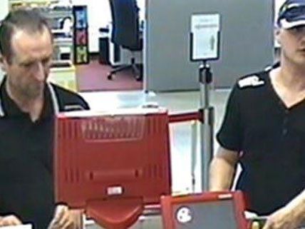 Die Polizei bittet um Hinweise auf diese Verdächtigen. Die Polizei bittet um Hinweise auf diese Verdächtigen.