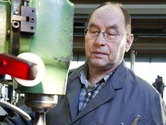 Grenzgänger, die in Deutschland, Liechtenstein oder der Schweiz gearbeitet haben, sollen bezüglich Renten gleich behandelt werden. Grenzgänger, die in Deutschland, Liechtenstein oder der Schweiz gearbeitet haben, sollen bezüglich Renten gleich behandelt werden.