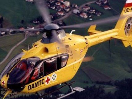 Mit dem Rettungshubschrauber wurde die Verletzte ins Spital gebracht. Mit dem Rettungshubschrauber wurde die Verletzte ins Spital gebracht.