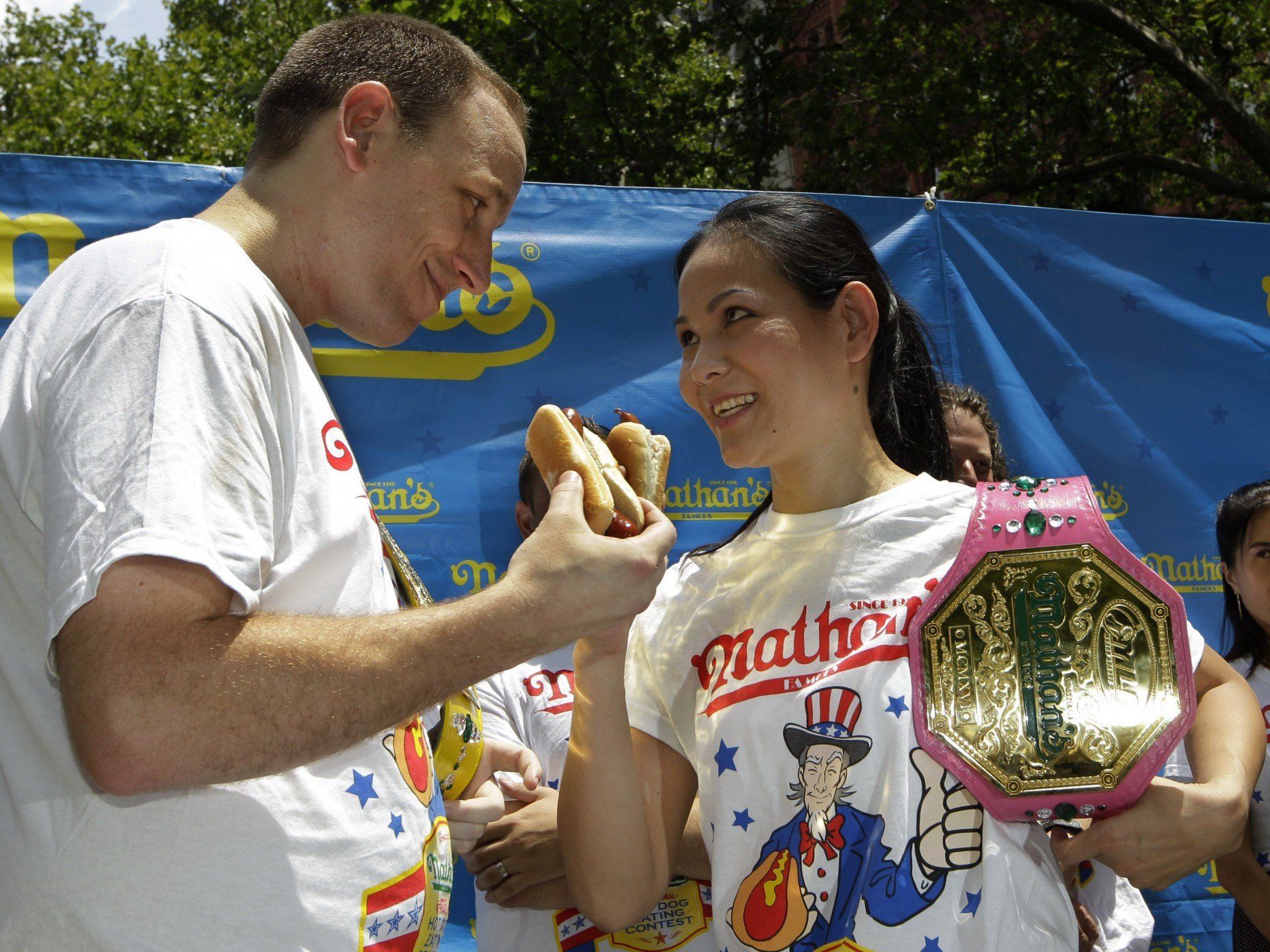 Joey Chestnut und Sonya Thomas holten sich erneut den Sieg. Joey Chestnut und Sonya Thomas holten sich erneut den Sieg.