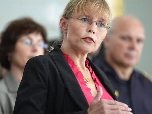 Im Bild: Die Leiterin der Justizanstalt Josefstadt, Helene Pigl, BM Beatrix Karl und Vollzugsdirektor Peter Prechtl. Im Bild: Die Leiterin der Justizanstalt Josefstadt, Helene Pigl, BM Beatrix Karl und Vollzugsdirektor Peter Prechtl.