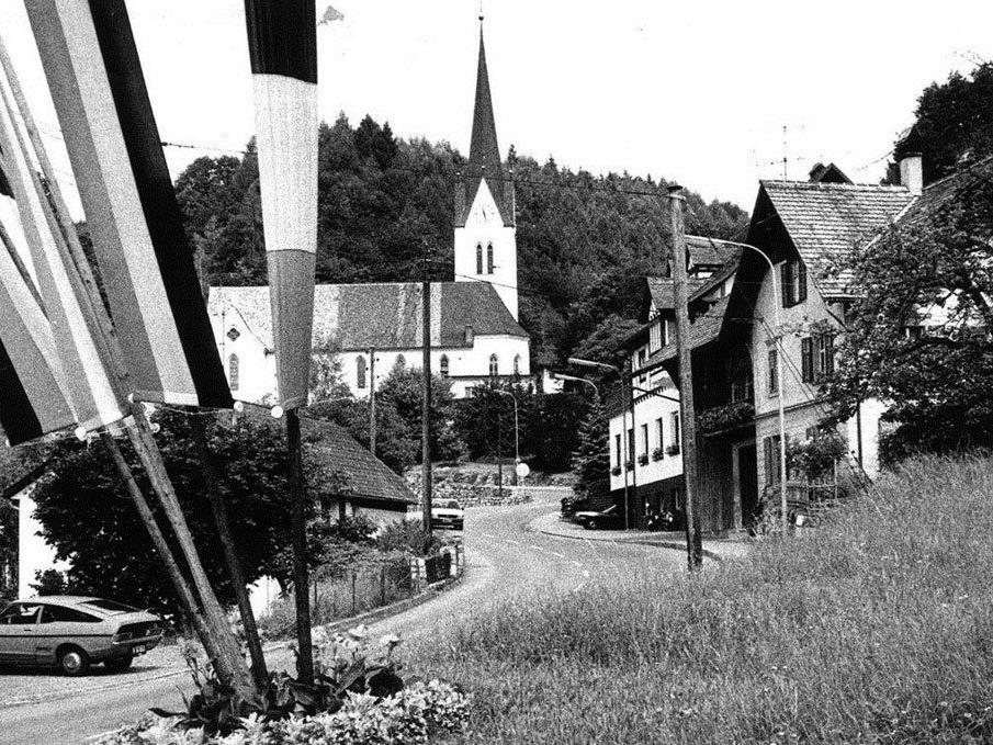 Blick auf die Kirche: Gemeinde Klaus in vergangenen Tagen.