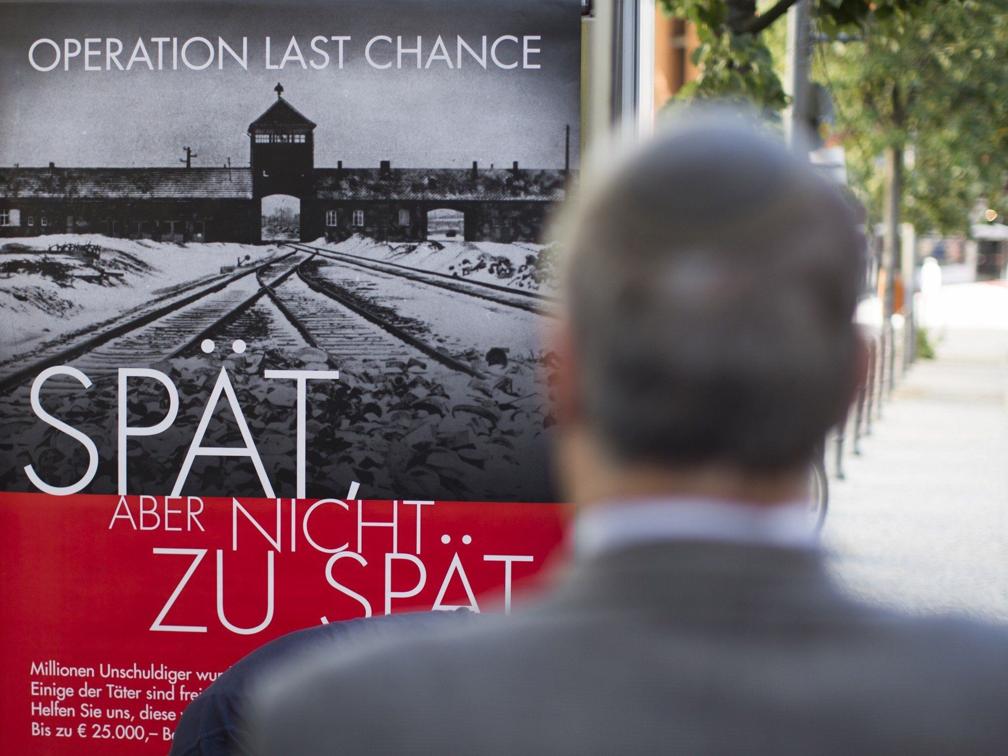 "Operation Last Chance II": Insgesamt werden zwei Wochen lang 2.000 Plakate in Berlin, Hamburg und Köln aufgehängt. "Operation Last Chance II": Insgesamt werden zwei Wochen lang 2.000 Plakate in Berlin, Hamburg und Köln aufgehängt.