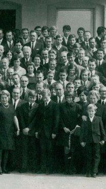 Gruppenfoto der VN-Verleger-Familie Russ mit der VN-Belegschaft nach dem Tod von Dr. Toni Russ im Jahr 1969.
