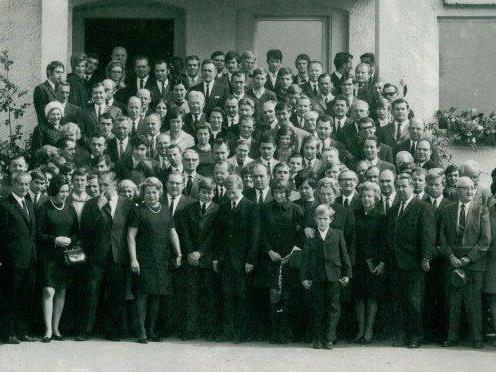 Gruppenfoto der VN-Verleger-Familie Russ mit der VN-Belegschaft nach dem Tod von Dr. Toni Russ im Jahr 1969.