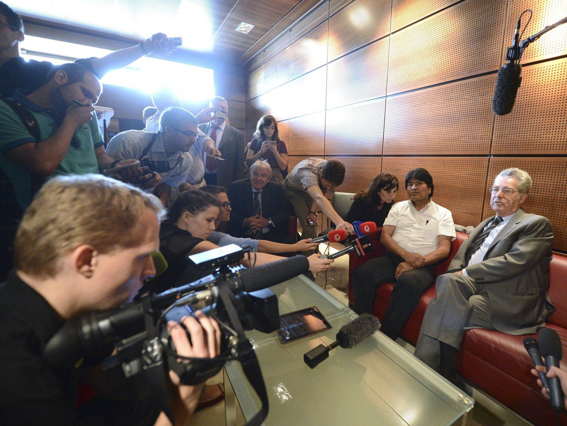 Evo Morales saß 13 Stunden in Schwechat fest Etliche Twitterer empört Evo Morales saß 13 Stunden in Schwechat fest Etliche Twitterer empört