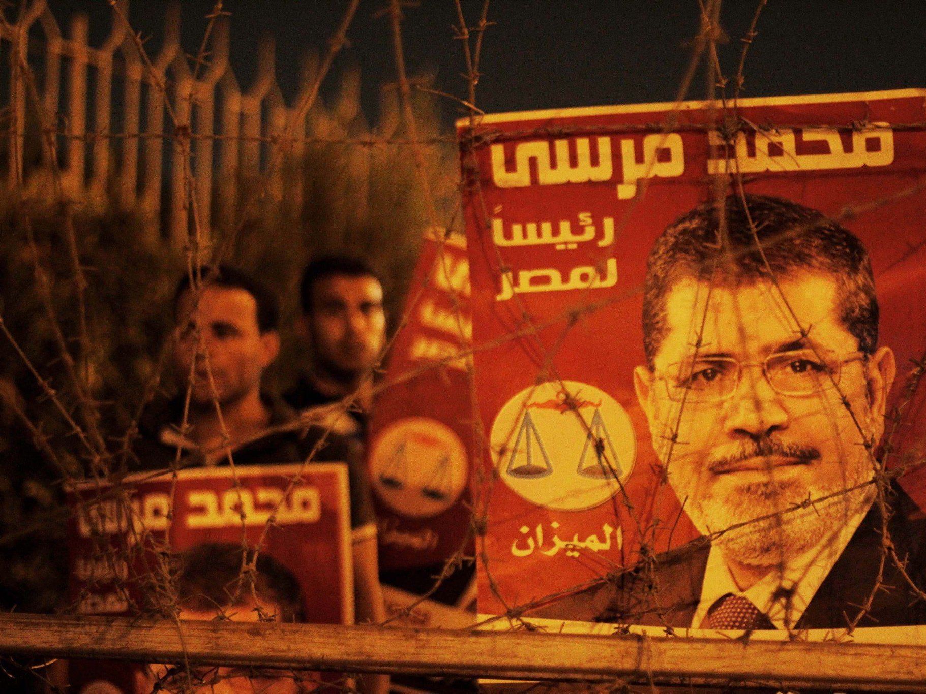 Präsidentengarde desertierte und ließ isoliertes Staatsoberhaupt zurück. Präsidentengarde desertierte und ließ isoliertes Staatsoberhaupt zurück.