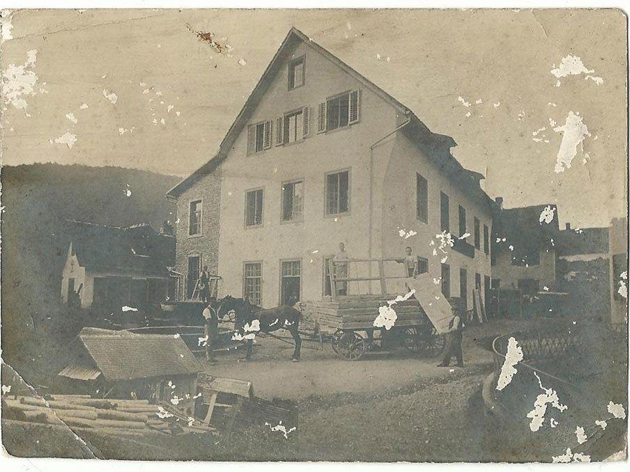 Nüziders in alter Zeit, heute steht an dieser Stelle das Gemeindehaus. Eingesendet von Manfred Konzett.