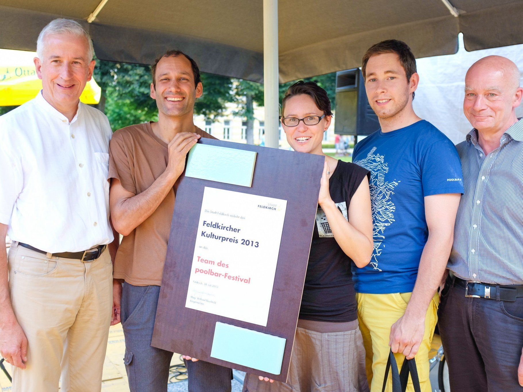 BM Wilfried Berchtold, Herwig Bauer, Mirjam Bromundt, Peter Neyer, Kulturamtsleiter Harald Petermichl. Auf dem Bild fehlen neben vielen Bereichsleitern und Mitarbeitern v.a. Programmchefin und Co-Geschäftsführerin Heike Kaufmann. BM Wilfried Berchtold, Herwig Bauer, Mirjam Bromundt, Peter Neyer, Kulturamtsleiter Harald Petermichl. Auf dem Bild fehlen neben vielen Bereichsleitern und Mitarbeitern v.a. Programmchefin und Co-Geschäftsführerin Heike Kaufmann.