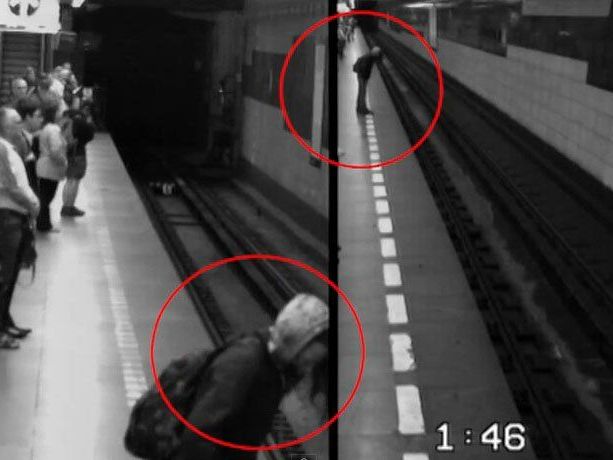 Überwachungsvideo zeigt, wie die Frau auf die Gleise stürzt und überrollt wird. Überwachungsvideo zeigt, wie die Frau auf die Gleise stürzt und überrollt wird.