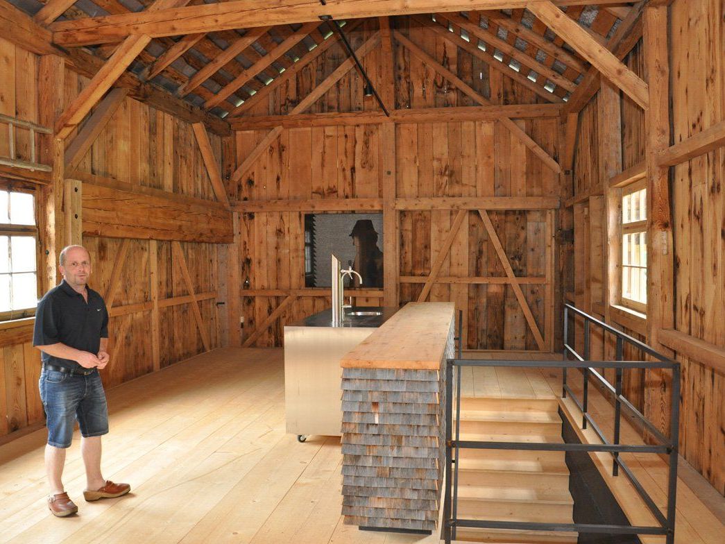 Kaspar Greber in dem preisgekrönten Schmuckstück - alte Säge. Kaspar Greber in dem preisgekrönten Schmuckstück - alte Säge.