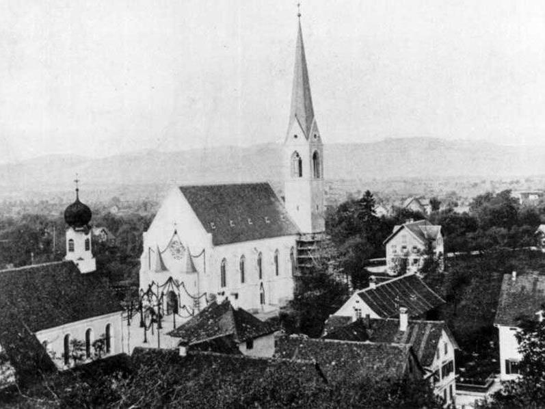 Die alte Kirche in Schwarzach blieb solange stehen, bis die neue zum Bezug fertig gebaut wurde. Den Platz der alten Kirche hat mittlerweile der neue Friedhof eingenommen.