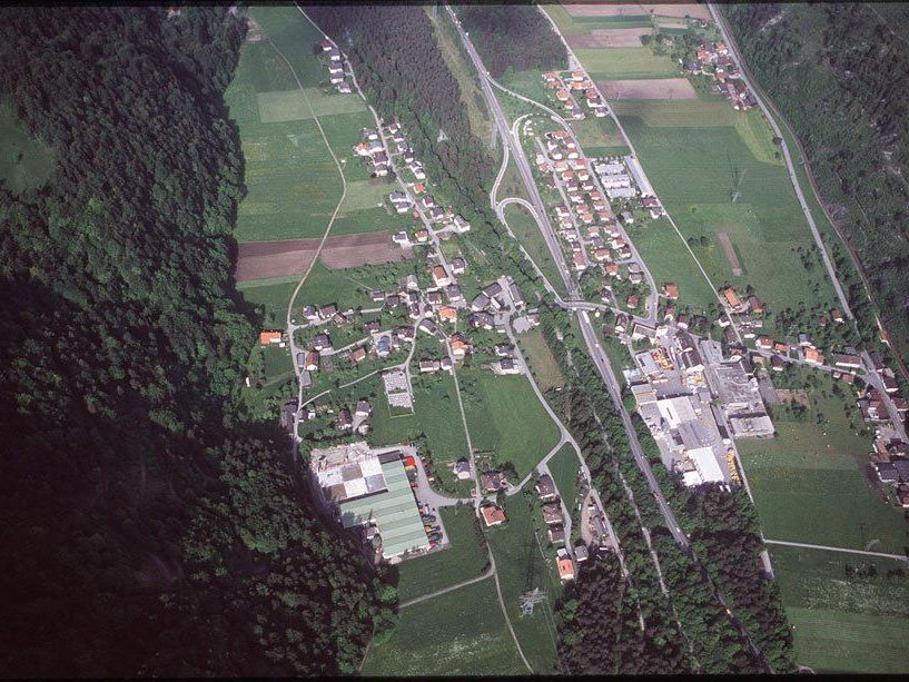 Luftaufnahme aus dem Jahr 1999: Die Autobahn bildet die Grenze zwischen Bings und Stallehr. (Foto: Hofmeister) Luftaufnahme aus dem Jahr 1999: Die Autobahn bildet die Grenze zwischen Bings und Stallehr. (Foto: Hofmeister)