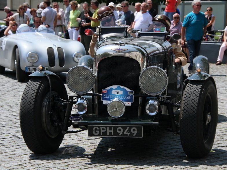 Hunderte Zuschauer wollten sich das Oldtimer-Spektakel auf dem Rankweiler Marktplatz nicht entgehen lassen. Hunderte Zuschauer wollten sich das Oldtimer-Spektakel auf dem Rankweiler Marktplatz nicht entgehen lassen.