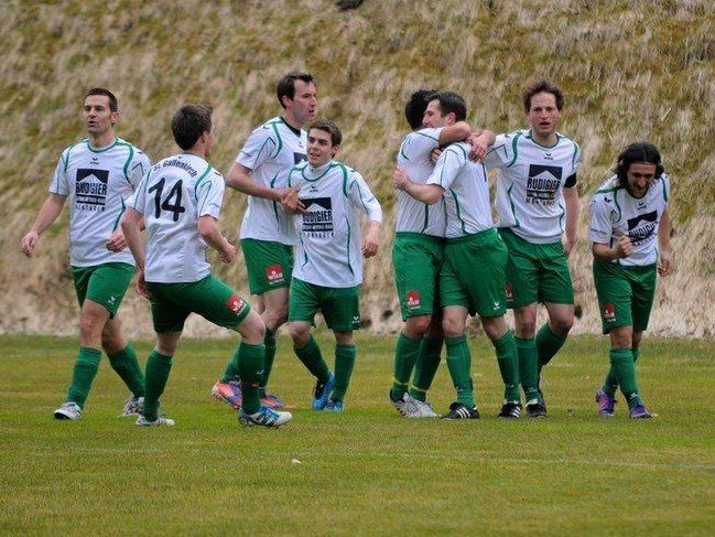 Andreas Schlatter (Mitte) kehrt zu seinem Stammverein FC Schruns zurück Andreas Schlatter (Mitte) kehrt zu seinem Stammverein FC Schruns zurück