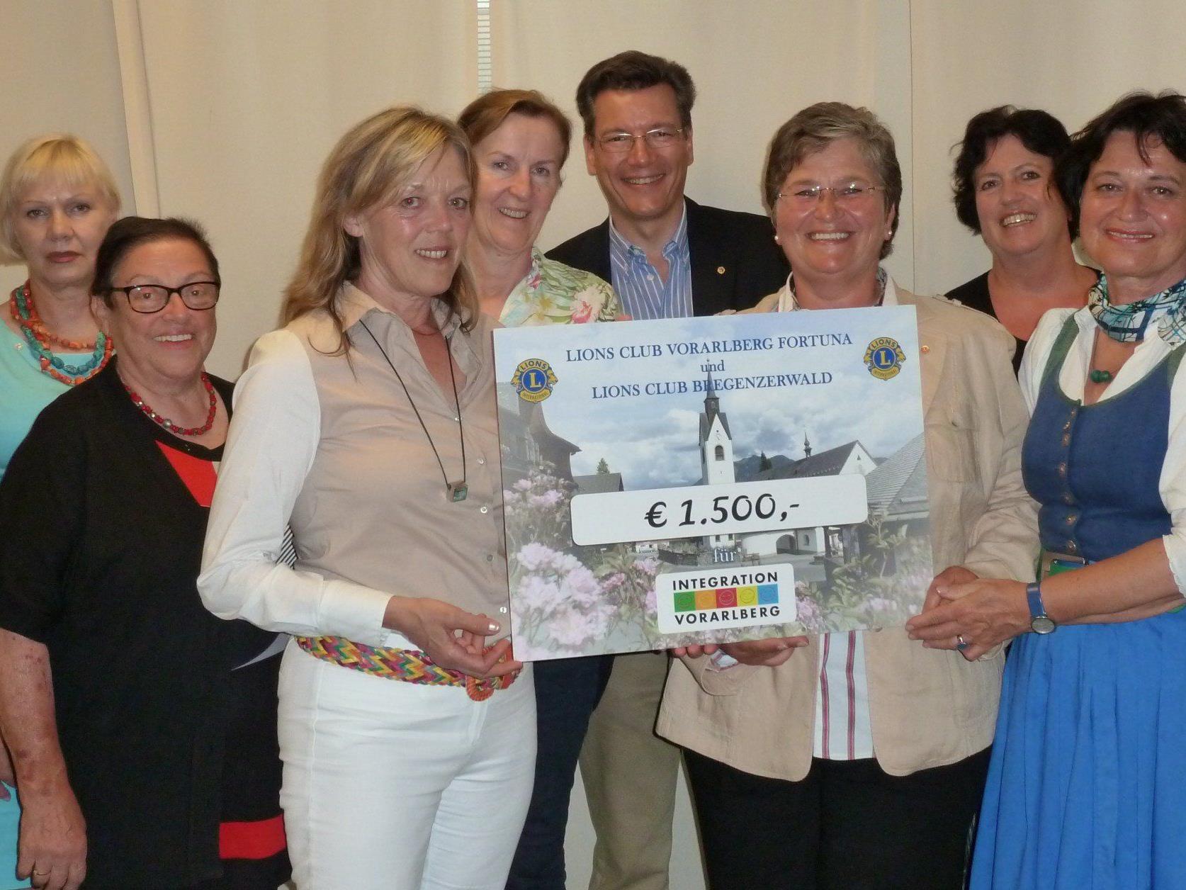 Stattliche Spendensumme von 1500,-- ergeht an den Integrationsverein Vorarlberg Stattliche Spendensumme von 1500,-- ergeht an den Integrationsverein Vorarlberg
