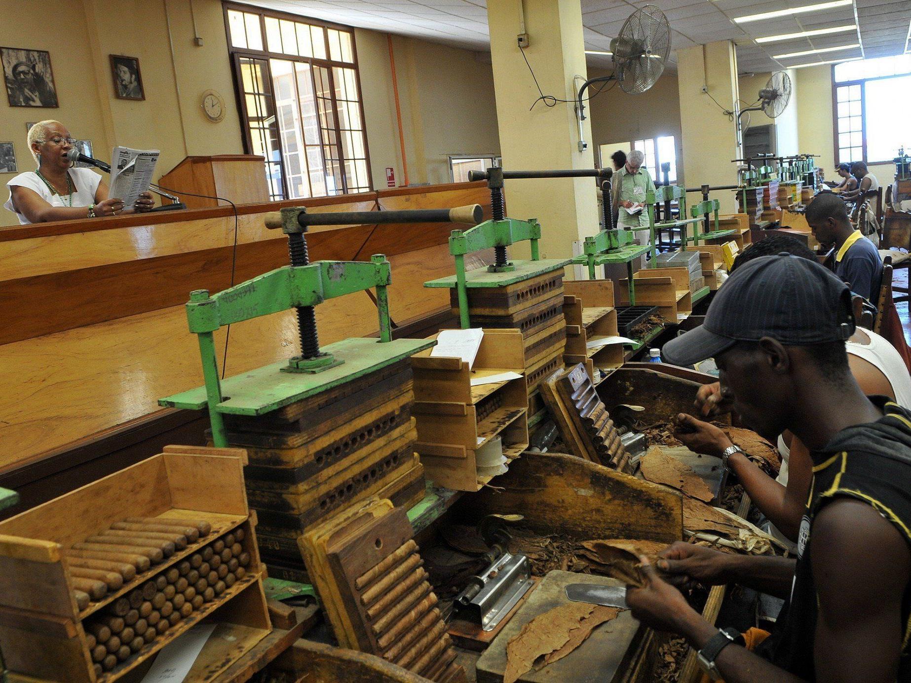 Während der Zigarrenproduktion wird den Arbeitern aus Büchern vorgelesen.