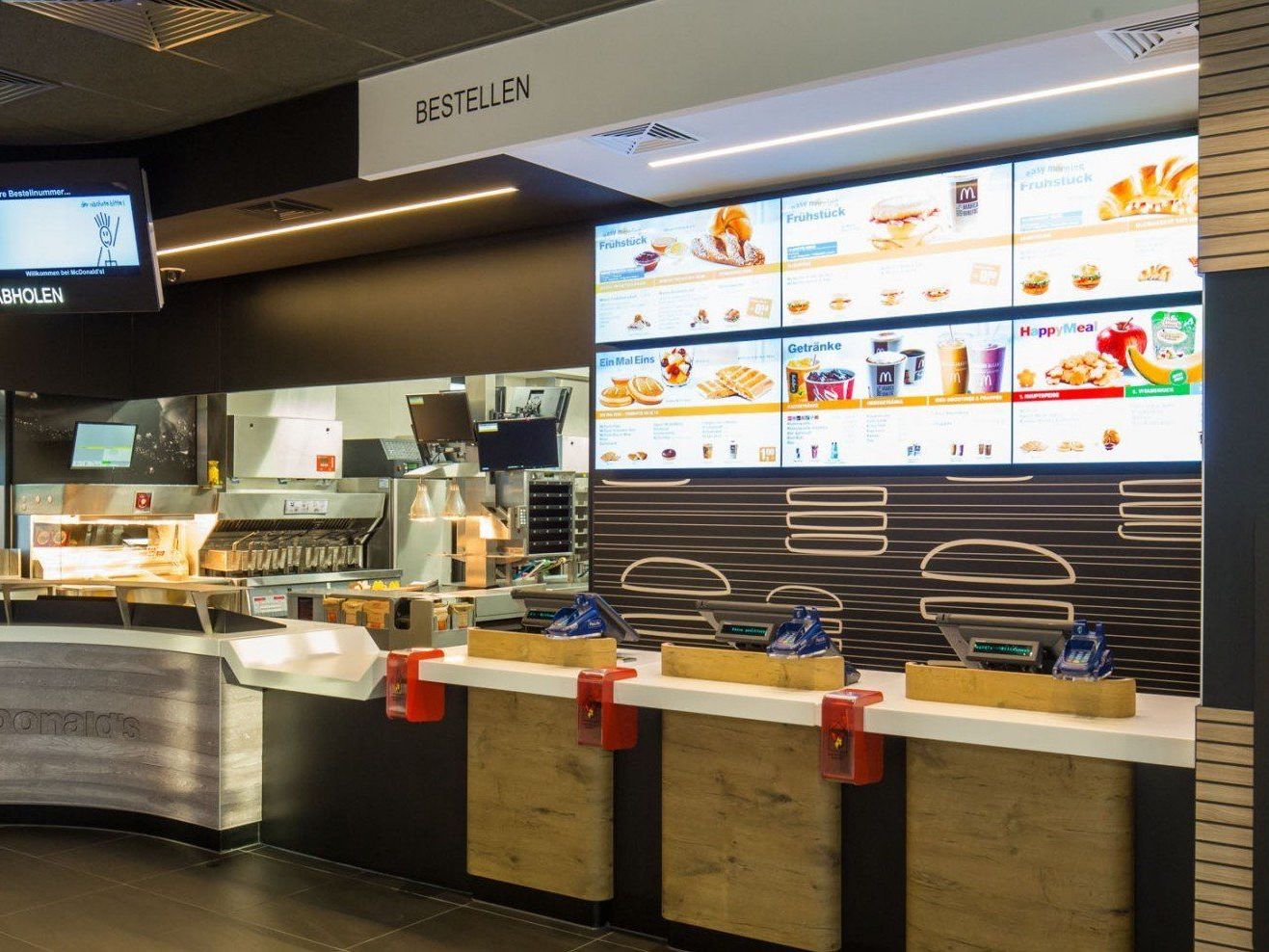 In der McDonald's Filiale in Schwechat gibt es nun ein neues Bestellsystem. In der McDonald's Filiale in Schwechat gibt es nun ein neues Bestellsystem.