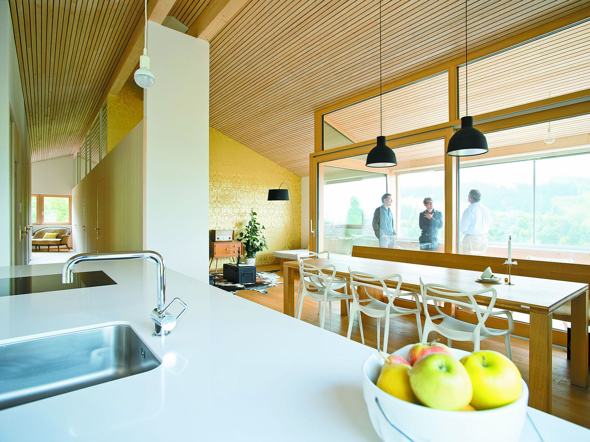 Bewegung im Haus – Kochen, Essen, frische Luft – steht im Vordergrund. Der eher bescheidene Wohnbereich hat dafür eine Goldtapete. Bewegung im Haus – Kochen, Essen, frische Luft – steht im Vordergrund. Der eher bescheidene Wohnbereich hat dafür eine Goldtapete.