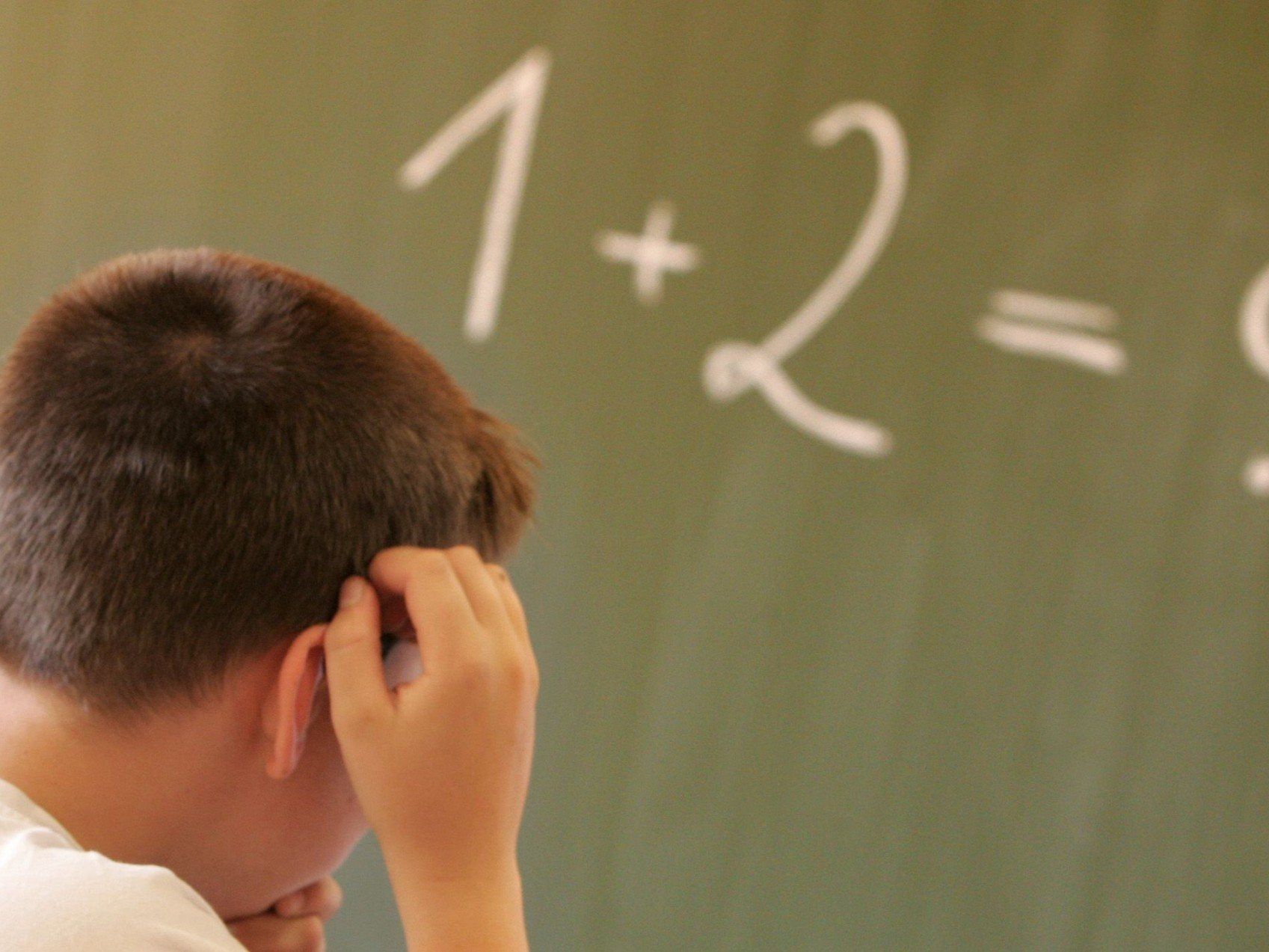 Die Mutter eines Jungen, der rund 1.000 Mal die Schule geschwänzt hat, wurde jetzt verurteilt. Die Mutter eines Jungen, der rund 1.000 Mal die Schule geschwänzt hat, wurde jetzt verurteilt.