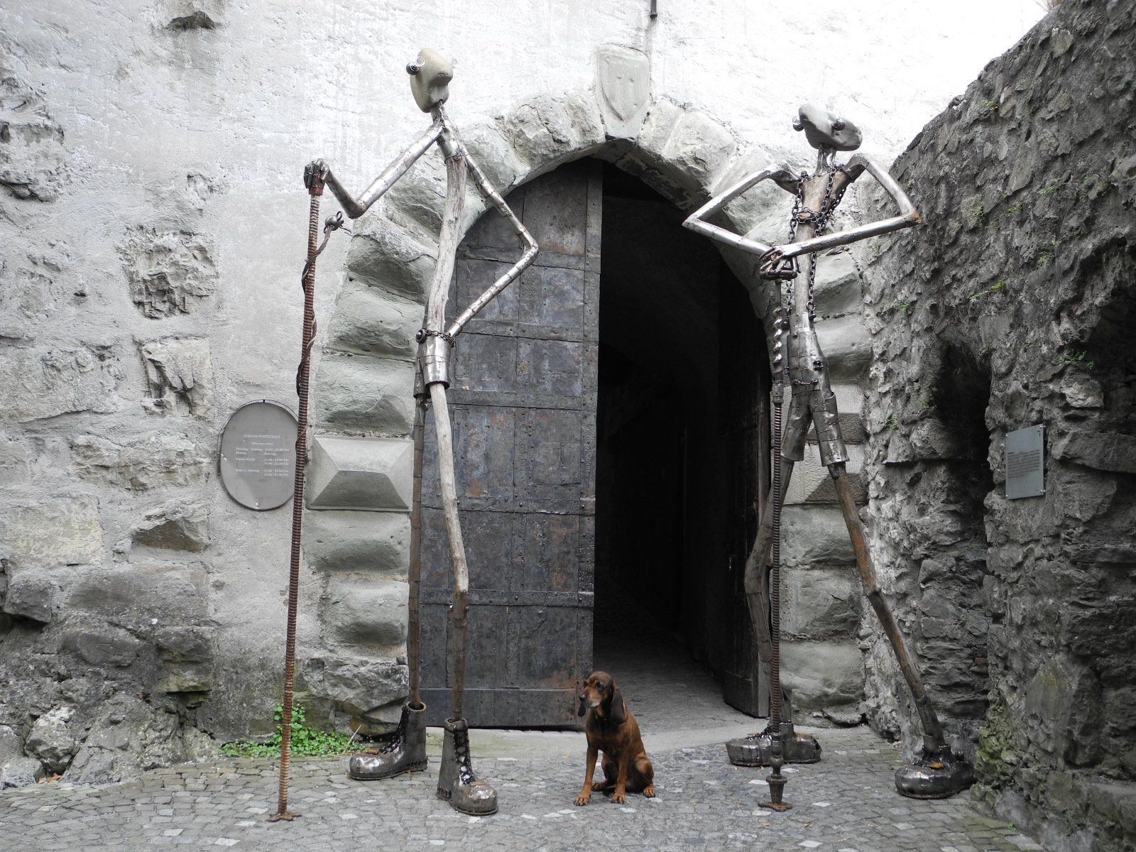 Vor dem Burgtor der Schattenburg „überwachten“ zwei vom Nüziderser Künstler Marcel Dengler geschaffene Figuren Masi und Rati (links) die Burgbesucher. Vor dem Burgtor der Schattenburg „überwachten“ zwei vom Nüziderser Künstler Marcel Dengler geschaffene Figuren Masi und Rati (links) die Burgbesucher.