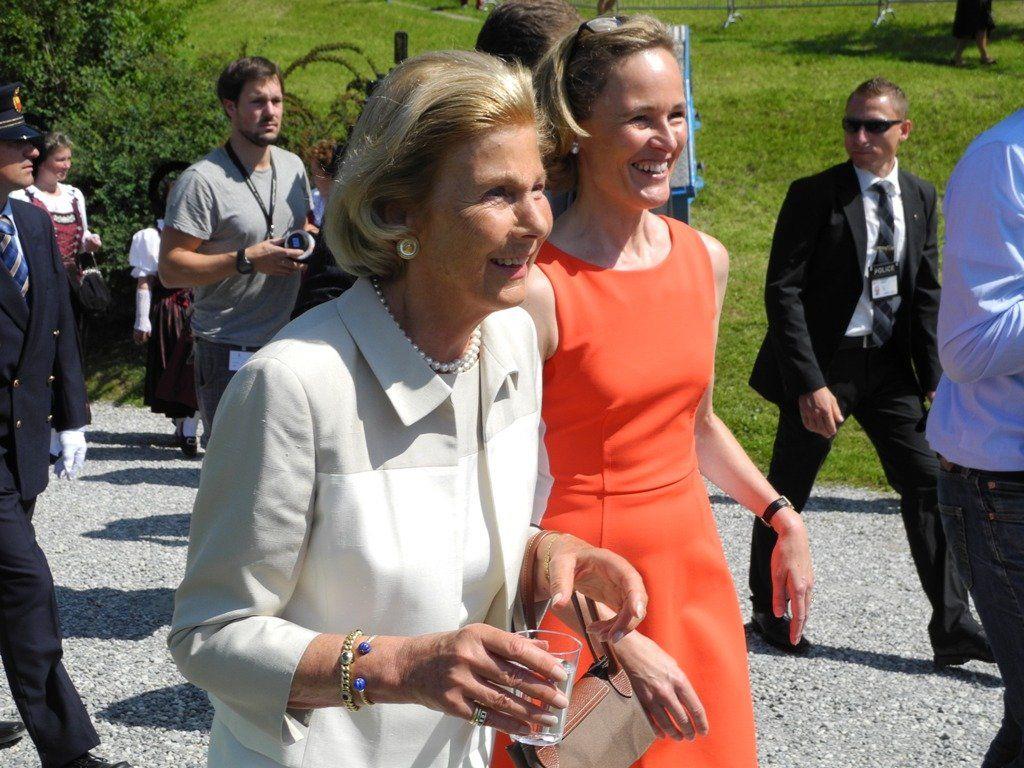 (l.) Fürstin Marie mit der königlichen Hoheit Erbprinzessin Sophie genießen mit sichtlicher Freude den Staatsfeiertag