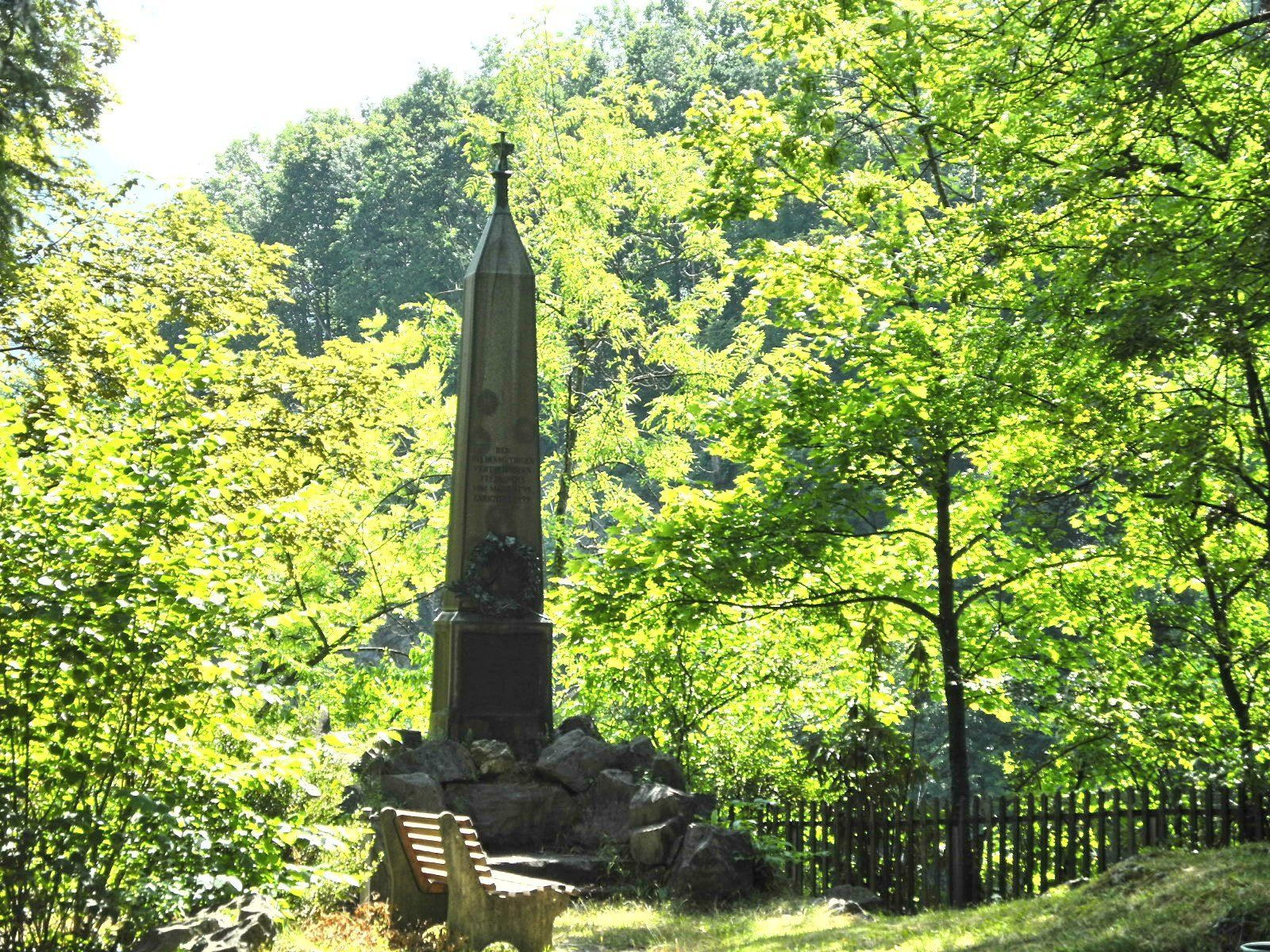 Der Obelisk im Parkgelände an der Veitskapfgasse