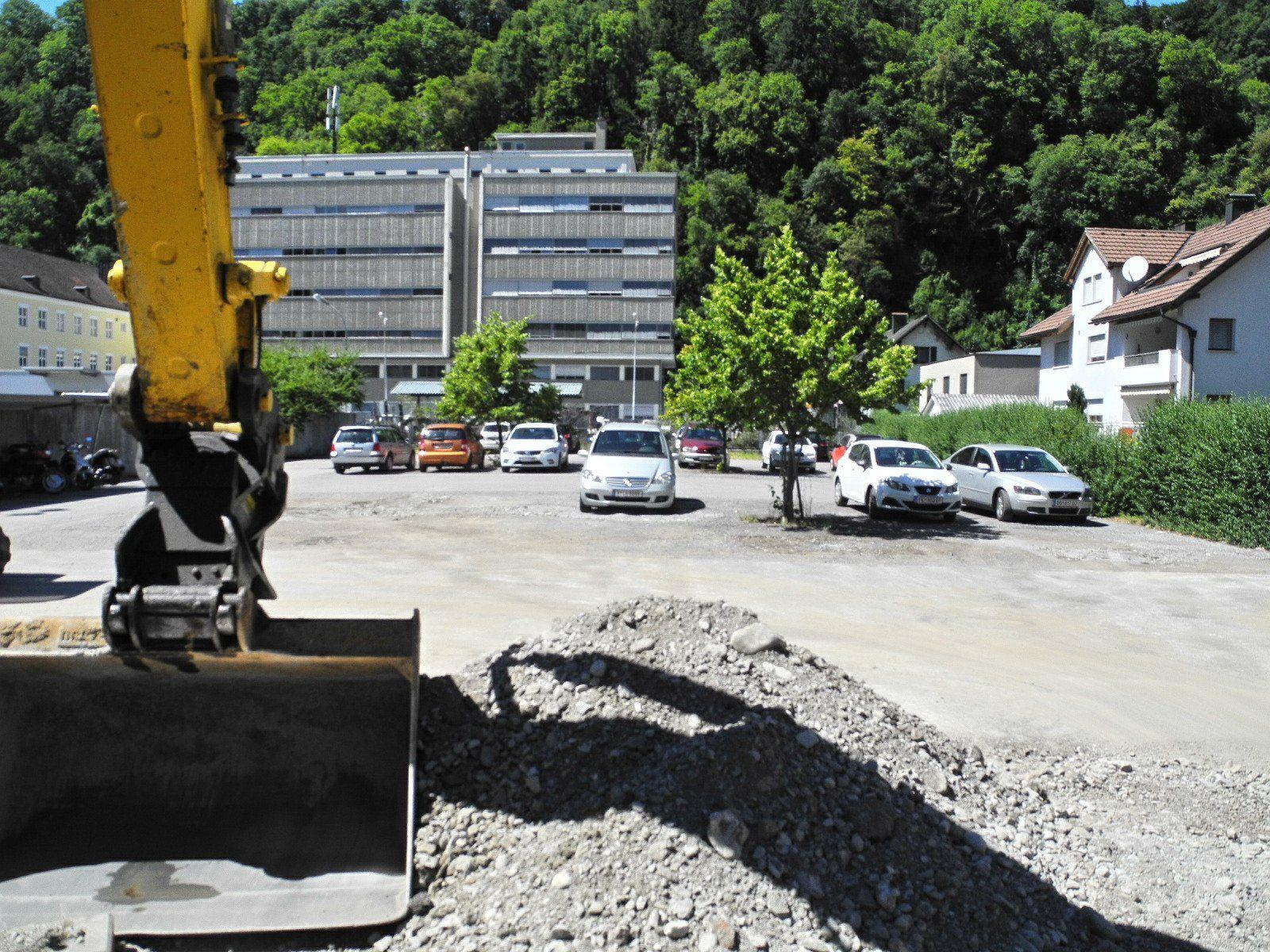 Auf diesem Parkplatz auf dem Areal der ÖBB Postbus GmbH. wird die neue Rettungszentrale Feldkirch errichtet.