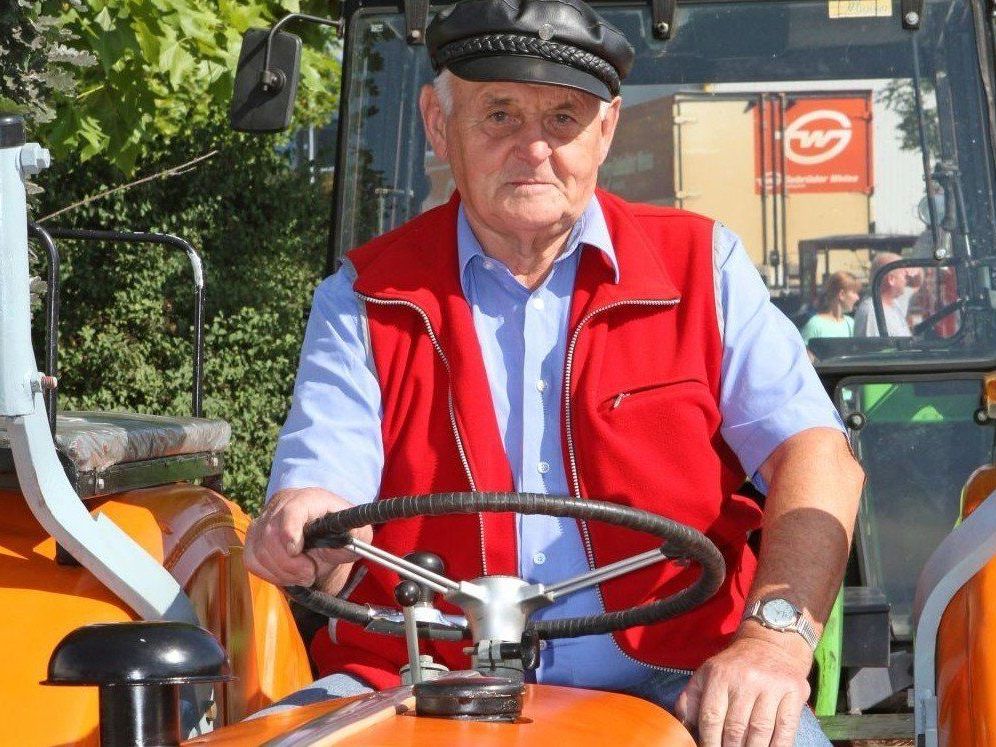 Josef Böhler aus Mäder mit seinem Steyr Oldtimer Traktor. Josef Böhler aus Mäder mit seinem Steyr Oldtimer Traktor.
