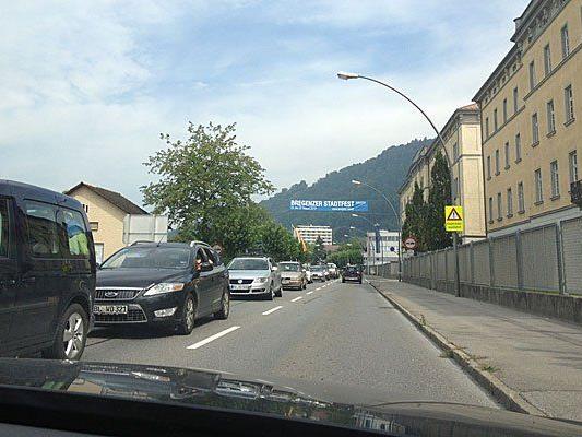 Hauptsächlich deutsche Pkw stauen durch Bregenz am Samstag Mittag.