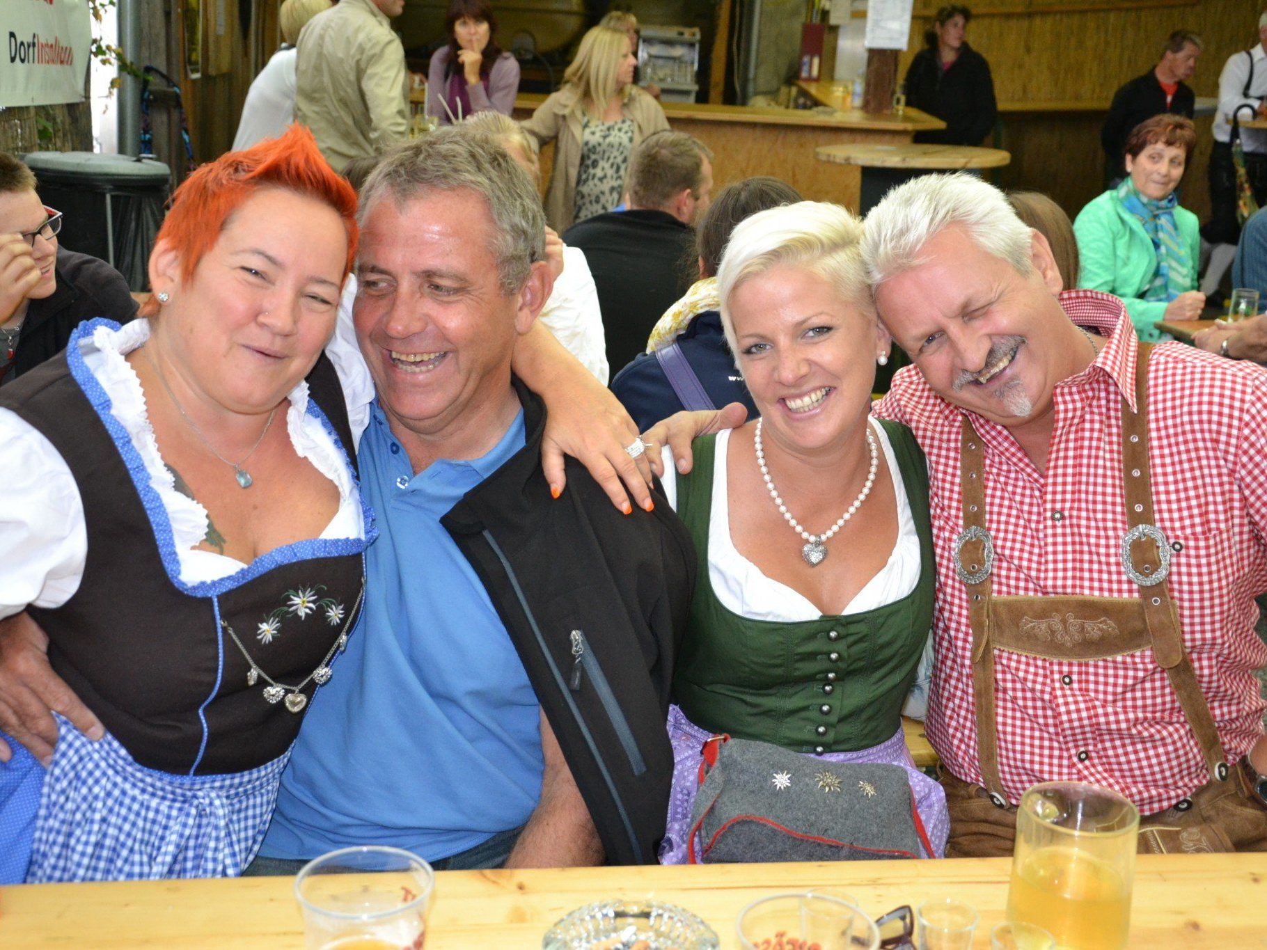 Feierten ausgiebig beim Götzner Mostfest: Lore, Eugen, Silke und Leo Feierten ausgiebig beim Götzner Mostfest: Lore, Eugen, Silke und Leo