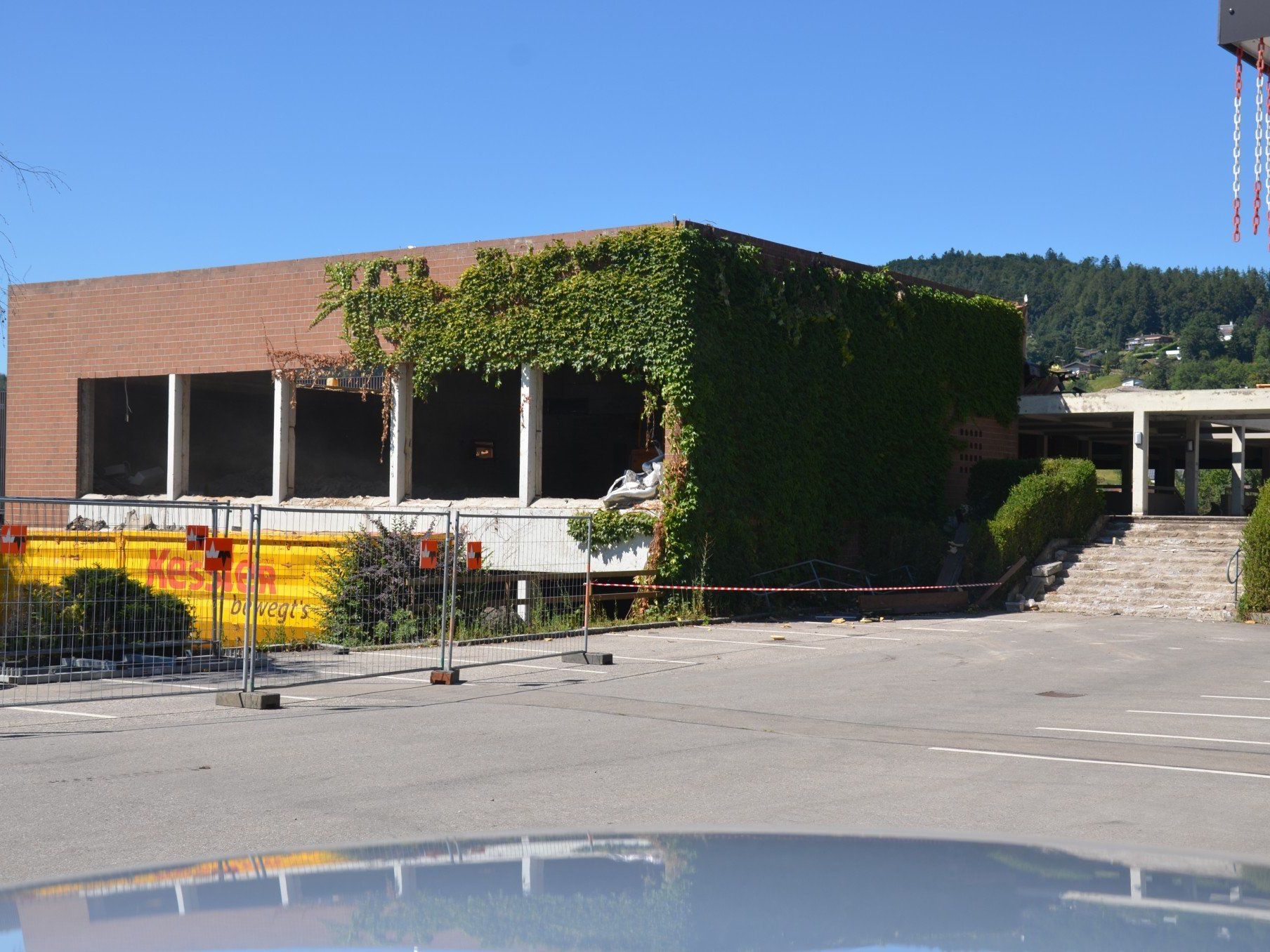 Mit den Abbrucharbeiten bei der Klauser MS-Turnhalle wurde begonnen Mit den Abbrucharbeiten bei der Klauser MS-Turnhalle wurde begonnen