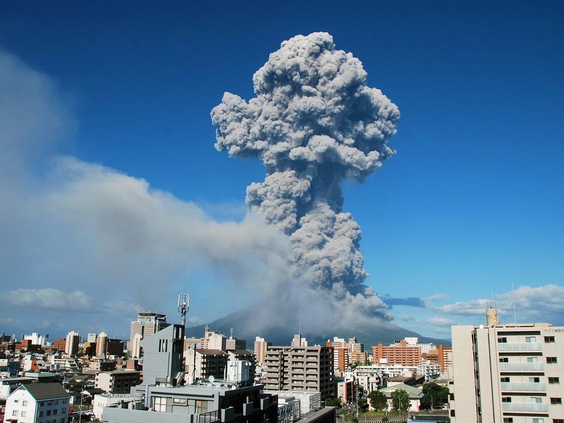 In Japan spukte ein Vulkan eine 500 Meter hohe Aschewolke in die Luft.