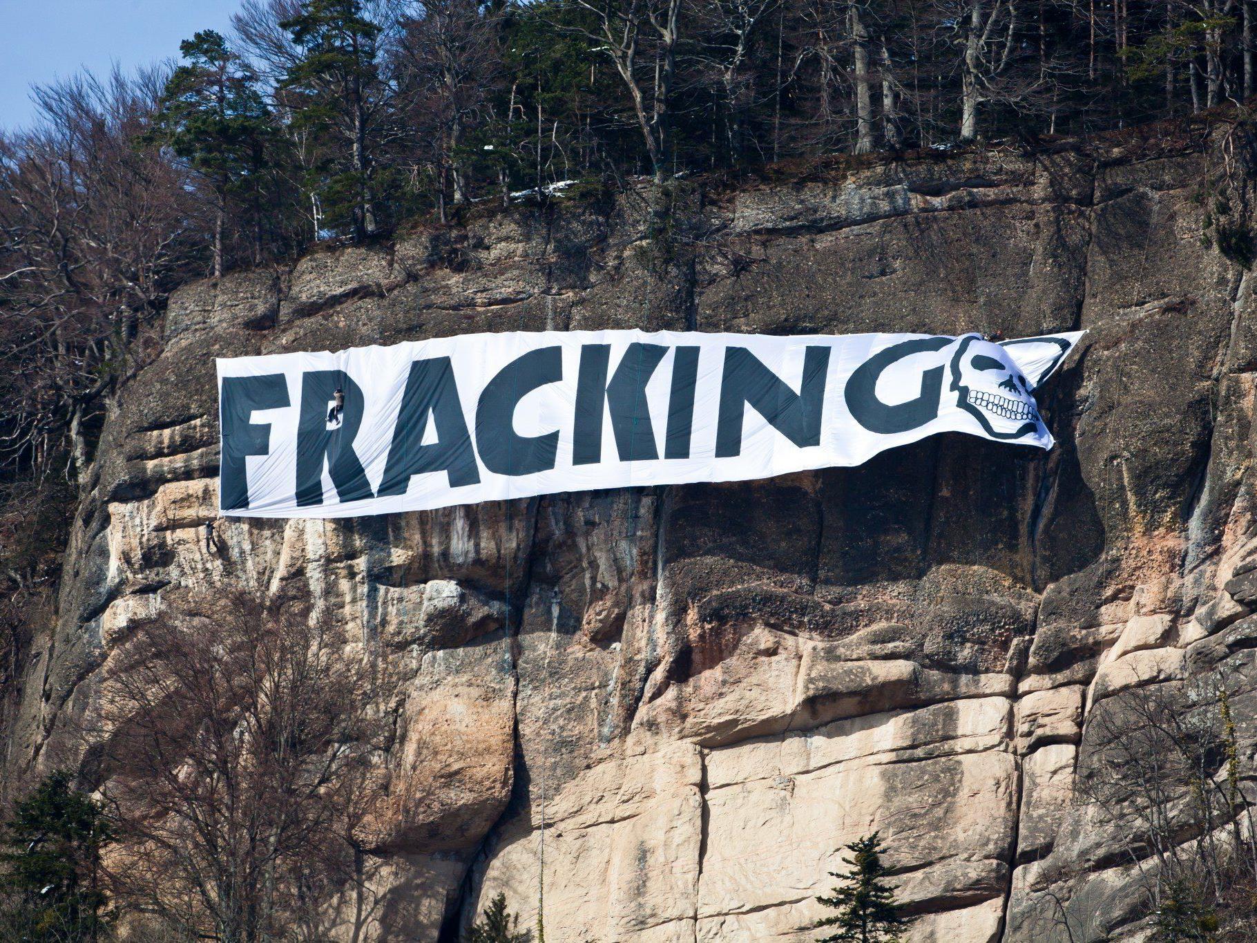 Am Pfänder wurde bereits Anfang des Jahres ein Plakat gegen Fracking aufgehängt.