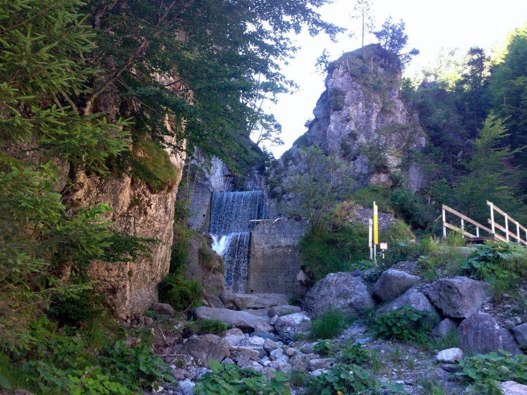 Am Ende der Wanderung ist an der Staatsgrenze zu Liechtenstein ein imposanter Wasserfall zu sehen