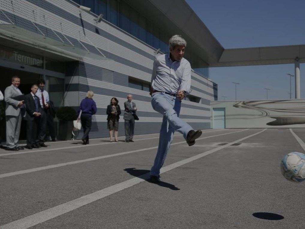 Beim Zwischenstopp in Wien vertrieb sich Kerry mit Kicken die Zeit Beim Zwischenstopp in Wien vertrieb sich Kerry mit Kicken die Zeit